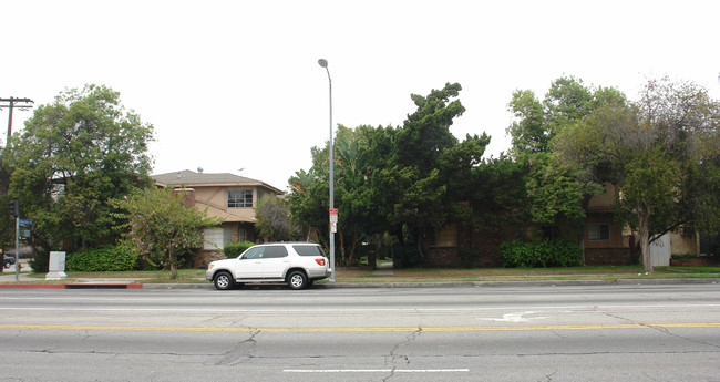 13857-13861 Sherman Way in Van Nuys, CA - Building Photo - Building Photo