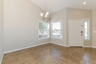 541 Embassy Cir in Henderson, NV - Foto de edificio - Building Photo