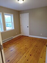 58 Maple St, Unit 2nd Floor in Rochester, NH - Foto de edificio - Building Photo