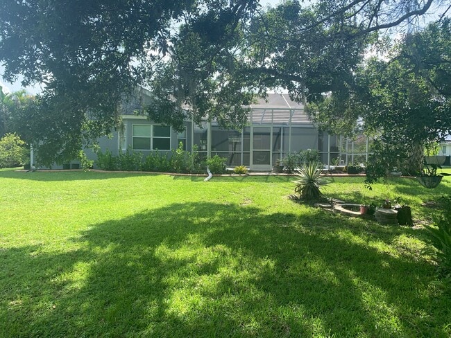 1086 Hoover Cir in Nokomis, FL - Building Photo - Building Photo