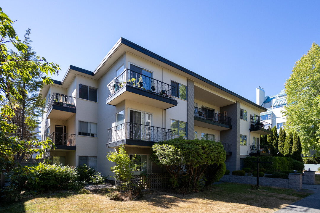 Vincent Manor in Vancouver, BC - Building Photo