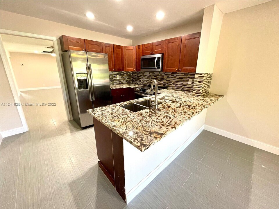 2301 NW 114th Ave-Unit -2 in Coral Springs, FL - Foto de edificio