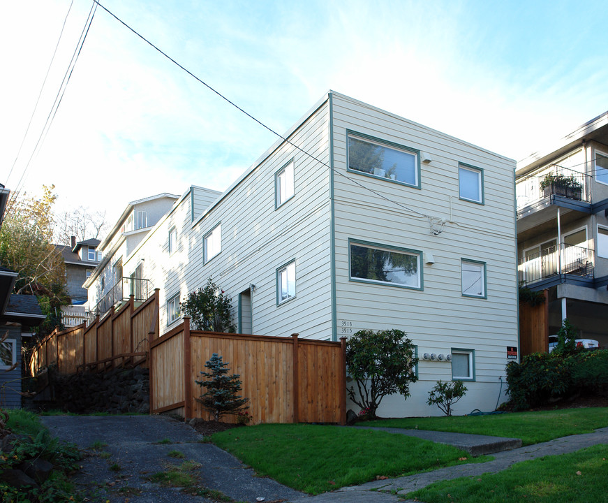 3913 1st Ave NE in Seattle, WA - Building Photo