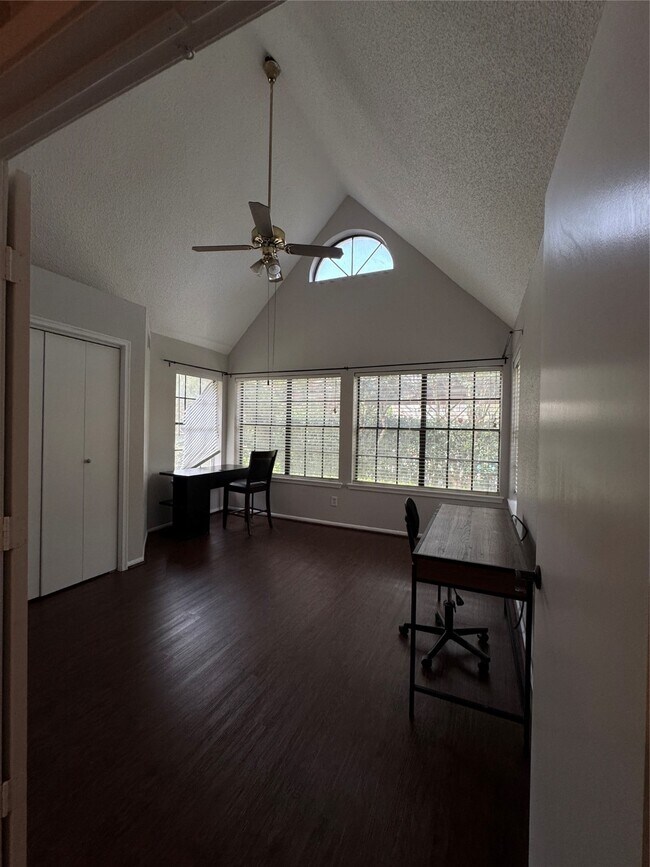 2425 Holly Hall St in Houston, TX - Building Photo - Building Photo