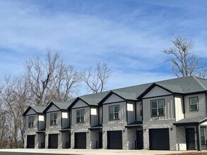 The Woods Townhomes in Springfield, MO - Foto de edificio - Building Photo