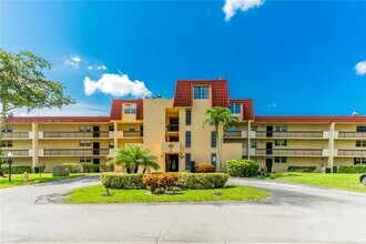 3285 Foxcroft Rd in Miramar, FL - Building Photo - Building Photo