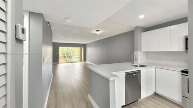 3571 Inverrary Dr in Lauderhill, FL - Building Photo - Building Photo