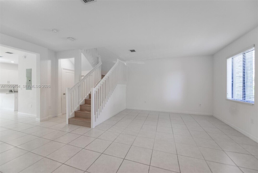 640 NE 207th St in North Miami Beach, FL - Building Photo