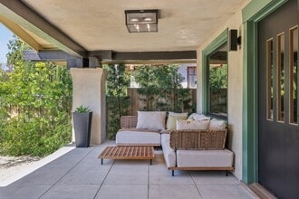 1812 N Kenmore Ave in Los Angeles, CA - Foto de edificio - Building Photo