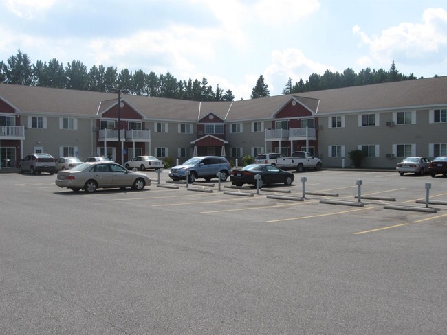 Oakwood Estates Apartments in Cloquet, MN - Building Photo - Building Photo