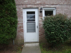 698 Charlotte Ave, Unit 698 in Hermitage, PA - Building Photo