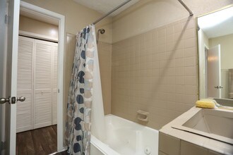 Santa Fe Condo Apartments in San Antonio, TX - Building Photo - Interior Photo