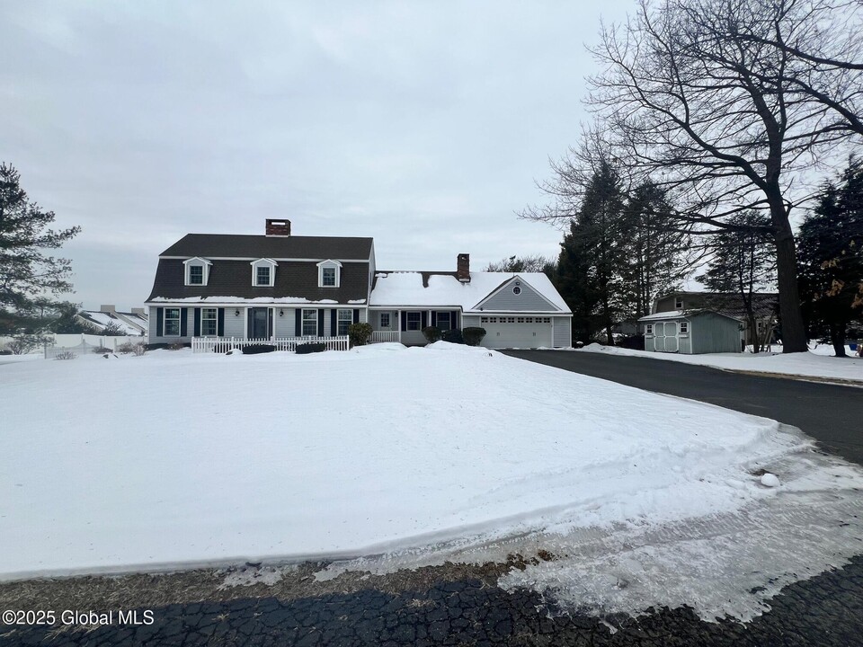 12 Glennon Rd in Latham, NY - Building Photo