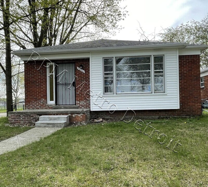 20201 Grandville Ave in Detroit, MI - Building Photo