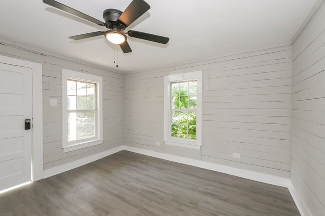 property at 304 N 4th St