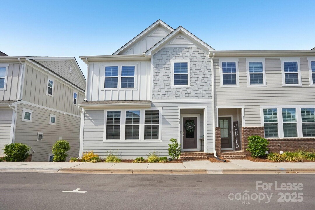 562 Amalfi Dr in Davidson, NC - Building Photo