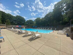 33 Pond Ave, Unit 309 in Brookline, MA - Foto de edificio - Building Photo