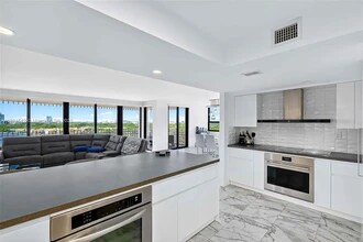 2 Grove Isle Dr, Unit B1210 in Miami, FL - Building Photo - Building Photo