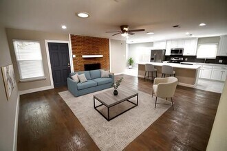 213 E Scotland Dr in Irving, TX - Building Photo - Building Photo