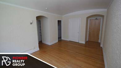 556 W Arlington Pl, Unit 218 in Chicago, IL - Building Photo - Building Photo