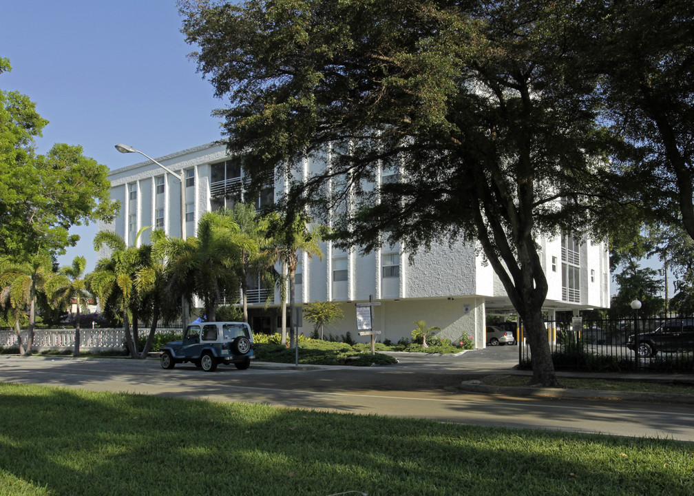 The Chart House Apartments in Miami, FL - Building Photo