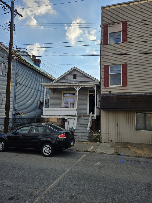 221 Fallowfield Ave in Charleroi, PA - Building Photo - Building Photo