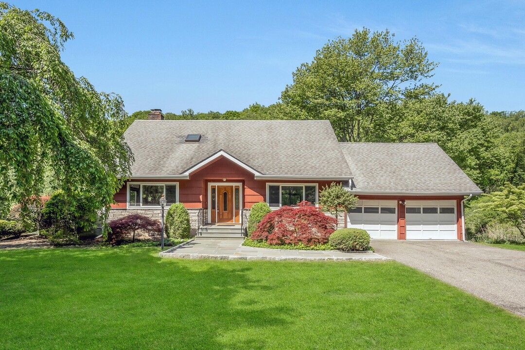 25 Faraway Rd in Armonk, NY - Building Photo