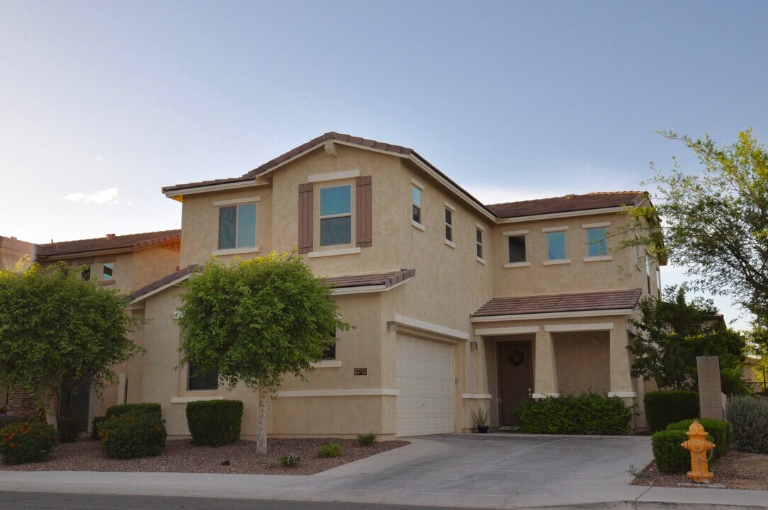 1462 E Goldcrest St in Gilbert, AZ - Foto de edificio