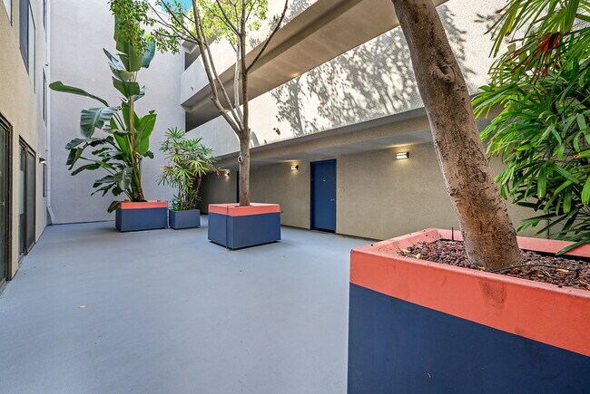 Regency Palm Court in Los Angeles, CA - Building Photo - Building Photo