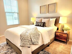 5256 W Leodra Ln in Phoenix, AZ - Building Photo