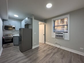 515 W Belmont Ave, Unit A09C in Chicago, IL - Foto de edificio - Building Photo