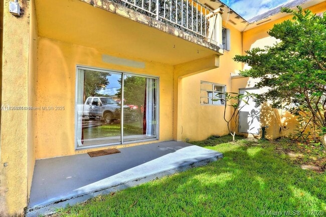 7368 SW 82nd St in Miami, FL - Building Photo - Building Photo