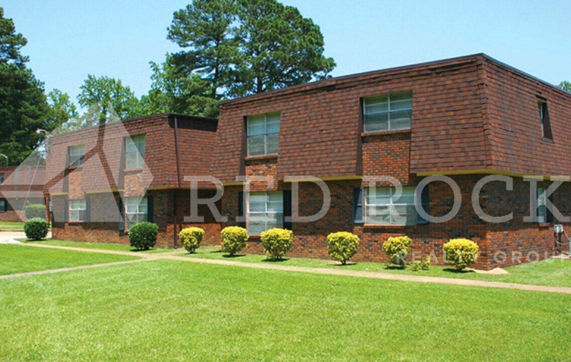 Chateaux Holly Hills in Columbus, MS - Building Photo