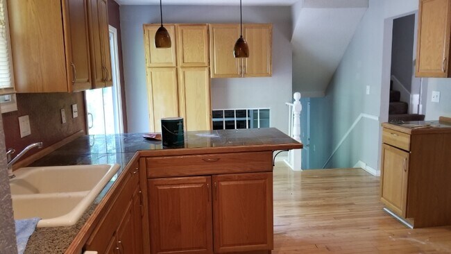 213 S Brittany Dr in Olathe, KS - Foto de edificio - Building Photo