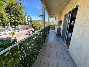 5646 La Mirada Ave, Unit 2 in Los Angeles, CA - Building Photo - Building Photo