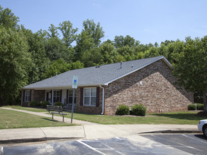 Woodcreek Senior Living - 62 years and older in Shelby, NC - Foto de edificio - Building Photo