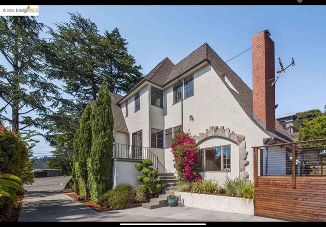 6344 Snake Rd in Oakland, CA - Building Photo - Building Photo