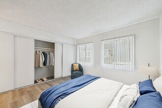 Dickens Apartments in Sherman Oaks, CA - Foto de edificio - Building Photo