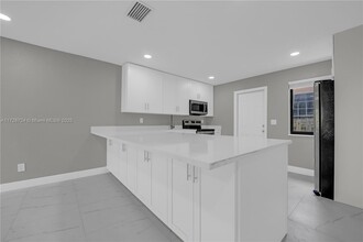303 NW 7th St, Unit 1-2 in Hallandale Beach, FL - Building Photo - Building Photo