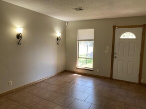429 E Hillcrest Ln in Mustang, OK - Building Photo - Building Photo