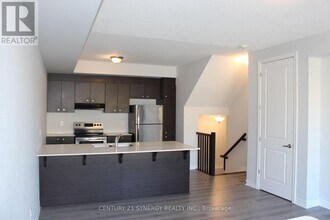 537 Ozawa Private in Ottawa, ON - Building Photo - Building Photo