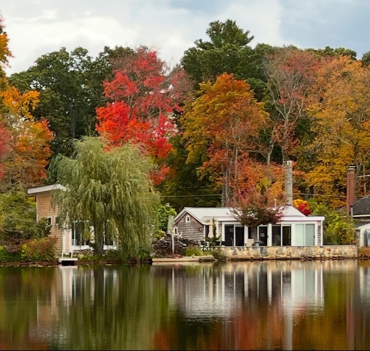 53 Lakeshore Dr in Holliston, MA - Building Photo