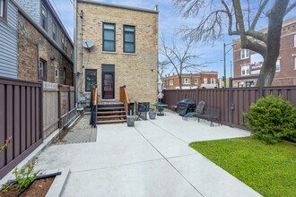 3033 W Diversey Ave in Chicago, IL - Building Photo - Building Photo