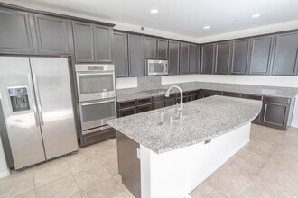 28341 Vista Del Rio Dr in Santa Clarita, CA - Building Photo - Building Photo