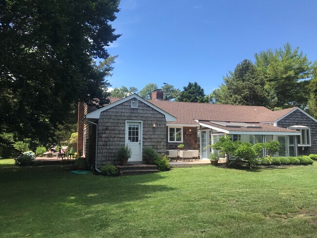 6 Far Pond Rd in Southampton, NY - Building Photo - Building Photo