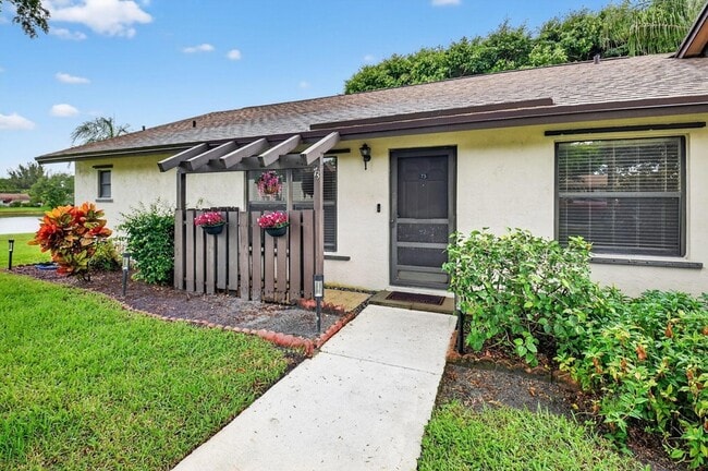 73 Vía De Casas Norte in Boynton Beach, FL - Building Photo - Building Photo