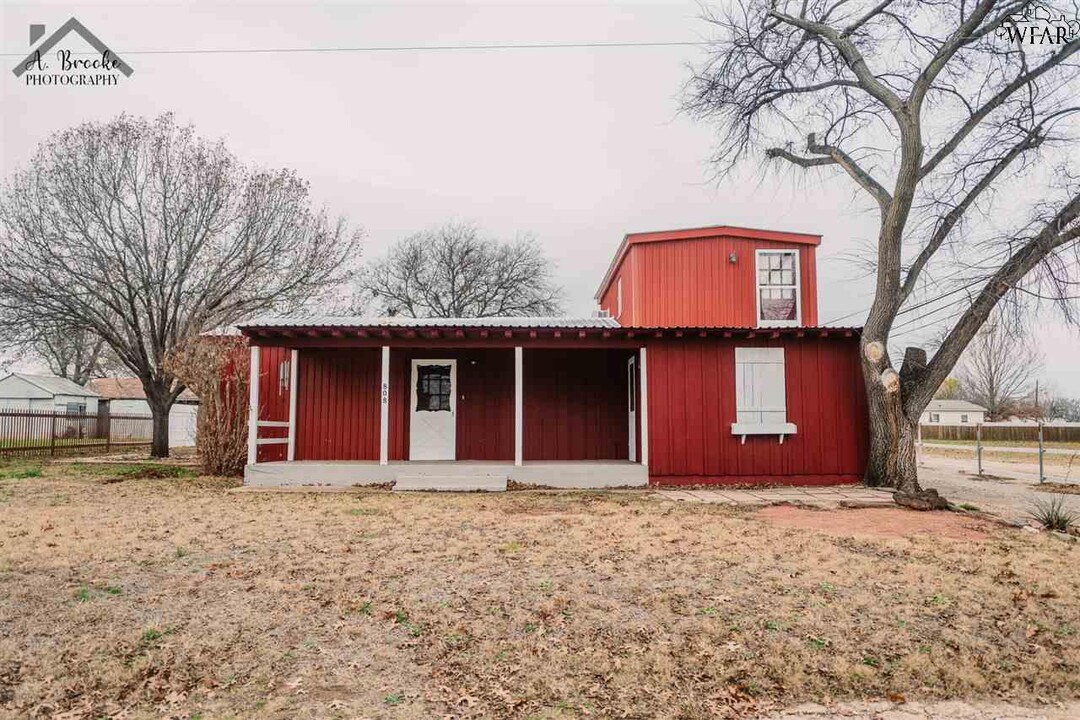 808 S Yosemite St in Iowa Park, TX - Building Photo