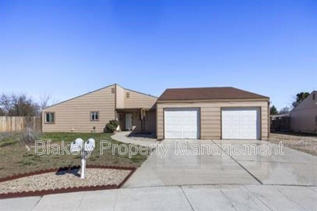 property at 2768 Siesta Ln