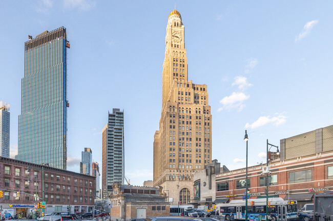 One Hanson Place in Brooklyn, NY - Foto de edificio - Building Photo