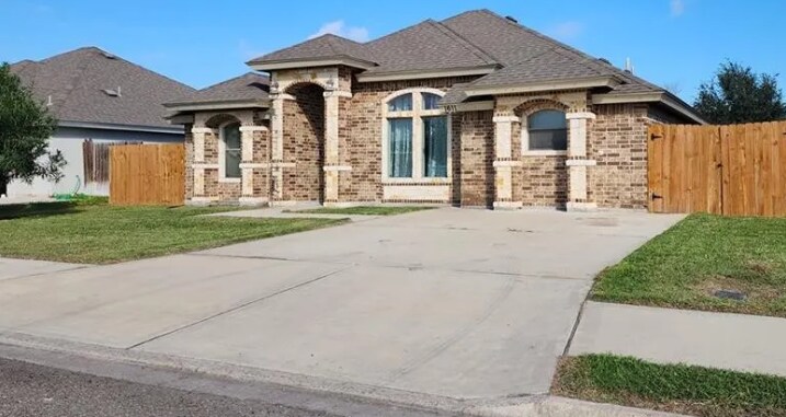 1611 W Bella Vista Ave in Alton, TX - Building Photo